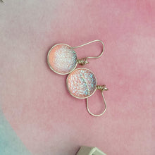 Charger l'image dans la galerie, Boucles d'oreilles verre dichroïque transparent paillette bleuté - verre de Murano