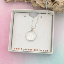 Charger l'image dans la galerie, Collier Pendentif transparent argenté en verre dichroïque - technique Murano