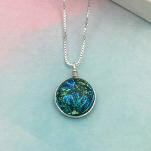 Charger l'image dans la galerie, Collier Pendentif en verre dichroïque noir bleu et vert - technique Murano