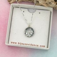 Charger l'image dans la galerie, Collier Pendentif en verre dichroïque noir argent- technique Murano