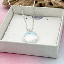 Charger l'image dans la galerie, Collier Pendentif transparent pailleté reflets bleu - technique Murano