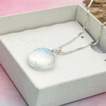 Charger l'image dans la galerie, Collier Pendentif transparent pailleté reflets bleu - technique Murano