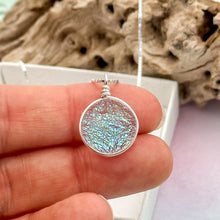 Charger l'image dans la galerie, Collier Pendentif transparent pailleté reflets bleu - technique Murano