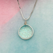 Charger l'image dans la galerie, Collier Pendentif transparent pailleté reflets bleu - technique Murano