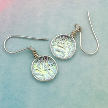 Charger l'image dans la galerie, Boucles d'oreilles transparente reflet vert or en verre dichroique - technique Murano