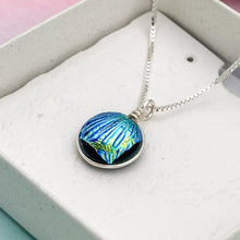 Charger l'image dans la galerie, Collier Pendentif style scarabé en verre dichroïque - technique Murano