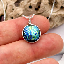 Charger l'image dans la galerie, Collier Pendentif style scarabé en verre dichroïque - technique Murano