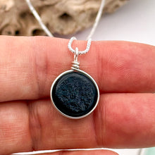 Charger l'image dans la galerie, Collier Pendentif style scarabé en verre dichroïque - technique Murano