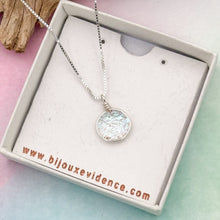 Charger l'image dans la galerie, Collier Pendentif givré bleuté style reine des neiges en verre dichroïque - technique Murano