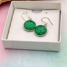 Charger l'image dans la galerie, Boucles d'oreilles vertes transparentes en verre dichroique - technique Murano