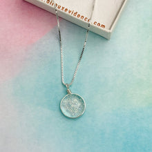 Charger l'image dans la galerie, Collier Pendentif transparent en verre dichroïque - technique Murano