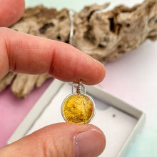 Charger l'image dans la galerie, Collier Pendentif transparent ambré en verre dichroïque - technique Murano