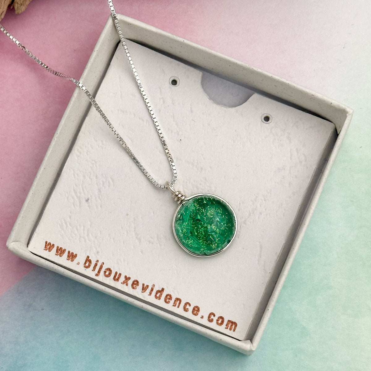 Collier Pendentif Feuille En Cristal Vert - Pierre Fausse, Larme, Neuf Avec étiquette