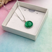 Charger l'image dans la galerie, Collier Pendentif vert transparent en verre dichroïque - technique Murano