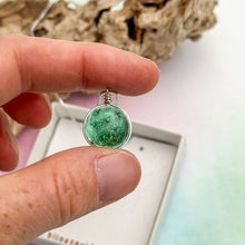 Charger l'image dans la galerie, Collier Pendentif vert transparent en verre dichroïque - technique Murano