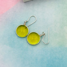 Charger l'image dans la galerie, Boucles d'oreilles en verre transparent jaune - technique Murano