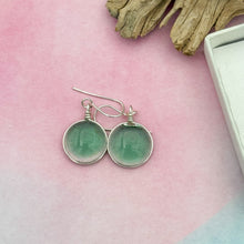 Charger l'image dans la galerie, Boucles d'oreilles en verre transparent vert - technique Murano