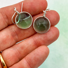 Charger l'image dans la galerie, Boucles d'oreilles en verre transparent vert - technique Murano
