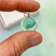 Charger l'image dans la galerie, Boucles d'oreilles en verre transparent vert - technique Murano