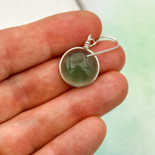 Charger l'image dans la galerie, Boucles d'oreilles en verre transparent vert - technique Murano