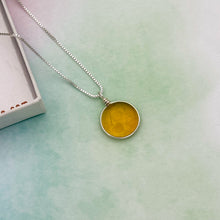 Charger l'image dans la galerie, Collier Pendentif en verre ambré transparent - technique Murano