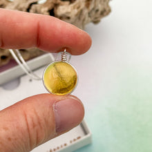 Charger l'image dans la galerie, Collier Pendentif en verre ambré transparent - technique Murano
