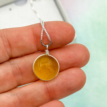 Charger l'image dans la galerie, Collier Pendentif en verre jaune transparent - technique Murano