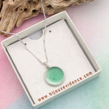 Charger l'image dans la galerie, Collier Pendentif en verre vert transparent - technique Murano