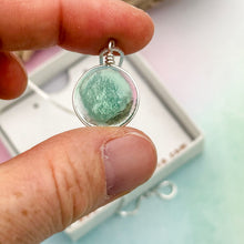 Charger l'image dans la galerie, Collier Pendentif en verre vert transparent - technique Murano