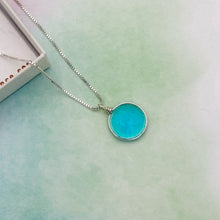 Charger l'image dans la galerie, Collier Pendentif en verre turquoise transparent - technique Murano