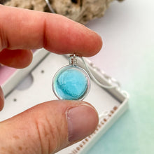 Charger l'image dans la galerie, Collier Pendentif en verre turquoise transparent - technique Murano