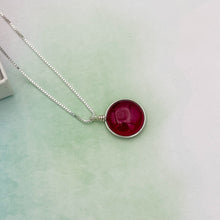 Charger l'image dans la galerie, Collier Pendentif en verre rouge transparent - technique Murano