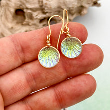 Charger l'image dans la galerie, Boucles d'oreilles transparente reflet vert or en verre dichroique - technique Murano