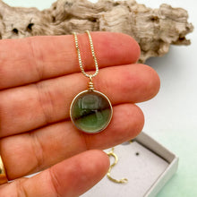 Charger l'image dans la galerie, Collier Pendentif en verre vert transparent - technique Murano