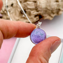 Charger l'image dans la galerie, Collier Pendentif violet transparent en verre dichroïque - technique Murano