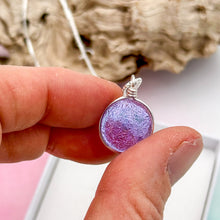 Charger l'image dans la galerie, Collier Pendentif violet transparent en verre dichroïque - technique Murano