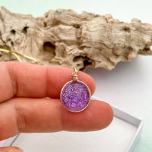 Charger l'image dans la galerie, Collier Pendentif violet transparent en verre dichroïque - technique Murano