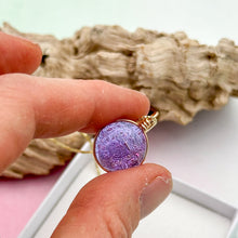 Charger l'image dans la galerie, Collier Pendentif violet transparent en verre dichroïque - technique Murano