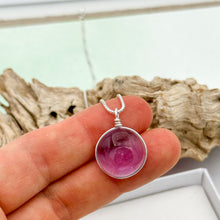 Charger l'image dans la galerie, Collier Pendentif en verre violet transparent - technique Murano