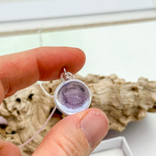 Charger l'image dans la galerie, Collier Pendentif en verre violet transparent - technique Murano