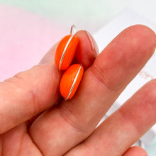 Charger l'image dans la galerie, Boucles d'oreilles en verre opaque orange - technique Murano