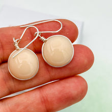 Charger l'image dans la galerie, Boucles d'oreilles en verre opaque beige - technique Murano