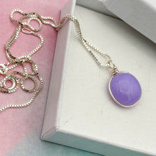 Charger l'image dans la galerie, Collier Pendentif en verre opaque violet clair - technique Murano