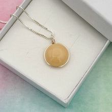 Charger l'image dans la galerie, Collier Pendentif en verre opaque beige - technique Murano