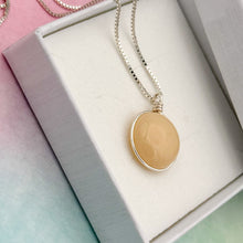 Charger l'image dans la galerie, Collier Pendentif en verre opaque beige - technique Murano