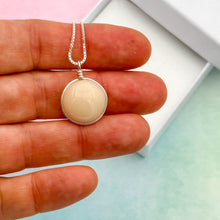 Charger l'image dans la galerie, Collier Pendentif en verre opaque beige - technique Murano