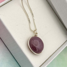 Charger l'image dans la galerie, Collier Pendentif en verre opaque violet foncé - technique Murano