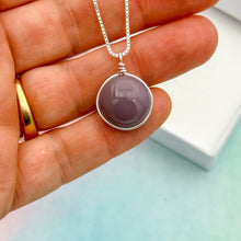 Charger l'image dans la galerie, Collier Pendentif en verre opaque violet foncé - technique Murano