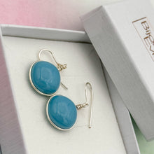 Charger l'image dans la galerie, Boucles d'oreilles en verre opaque bleu gris - technique Murano