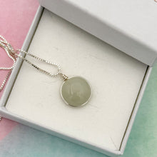 Charger l'image dans la galerie, Collier Pendentif en verre opaque gris clair - technique Murano